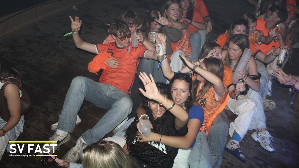 Intro DJ met logo.050.jpeg